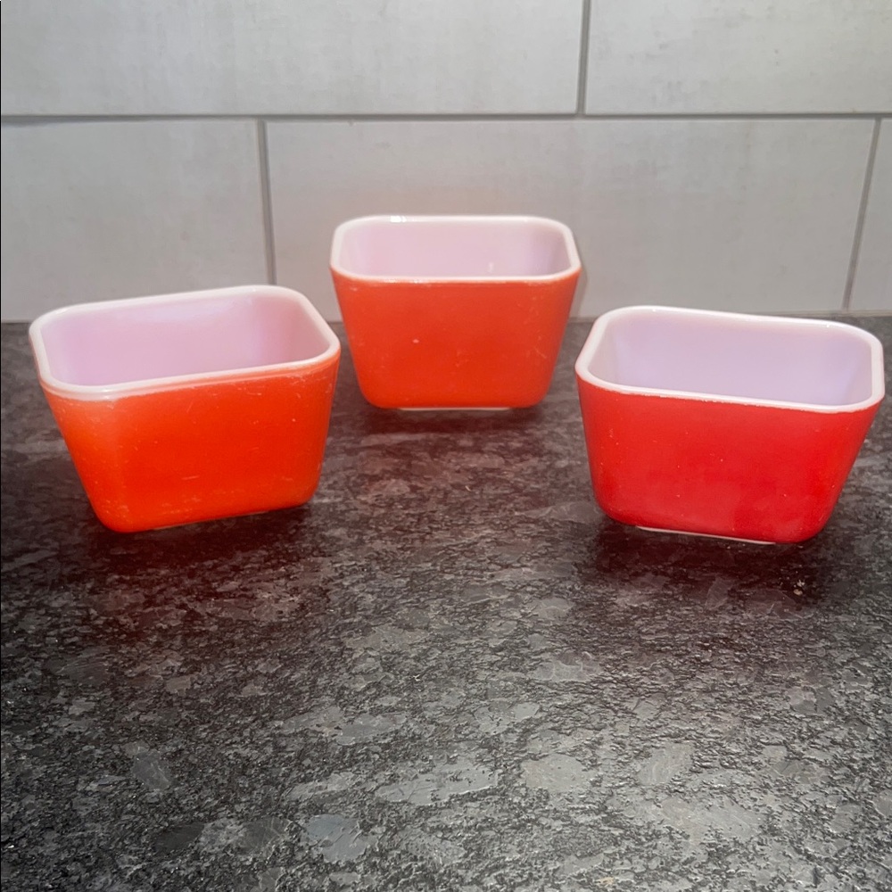 Pyrex Set of 3 Red Refrigerator bowls   Desserts, dips, snack 501-B